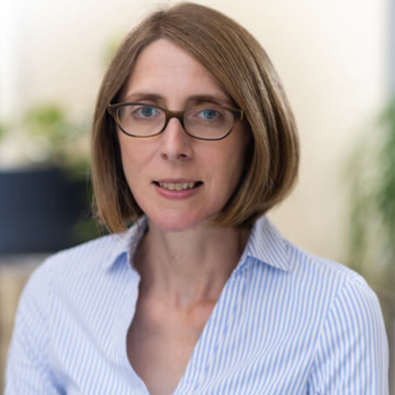 Angela Gregson headshot.