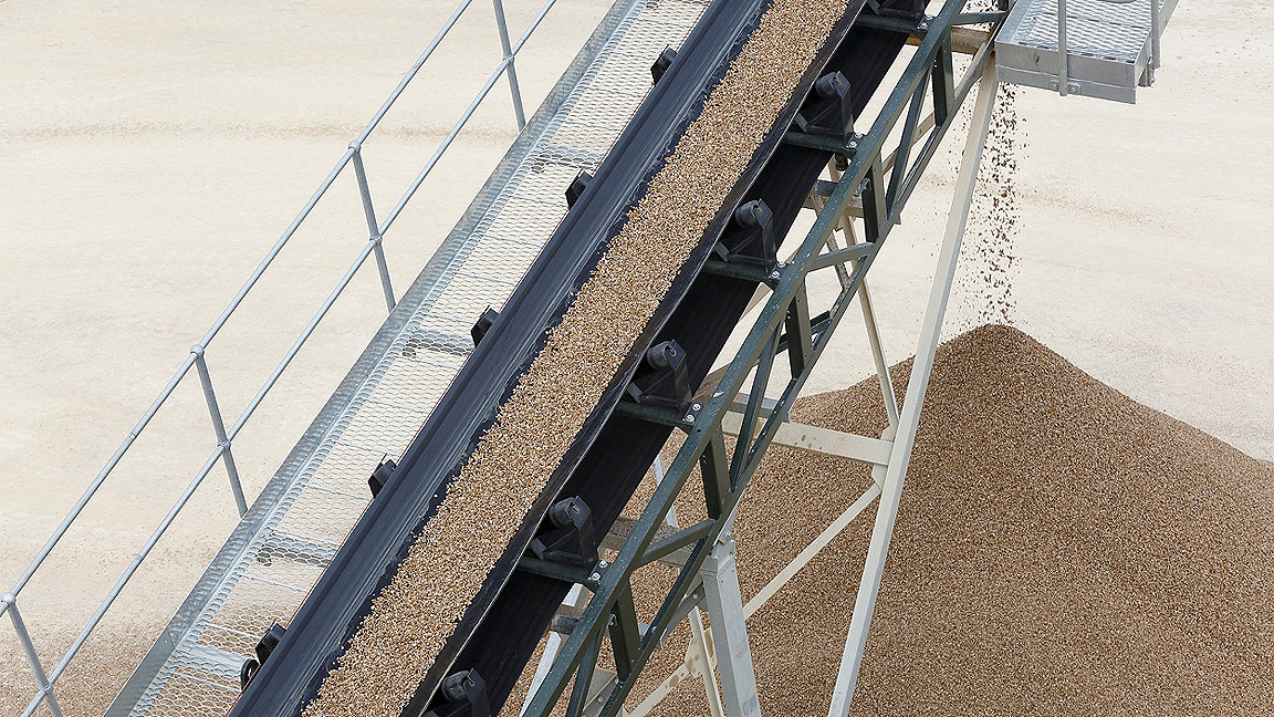 Aggregates on conveyer belt