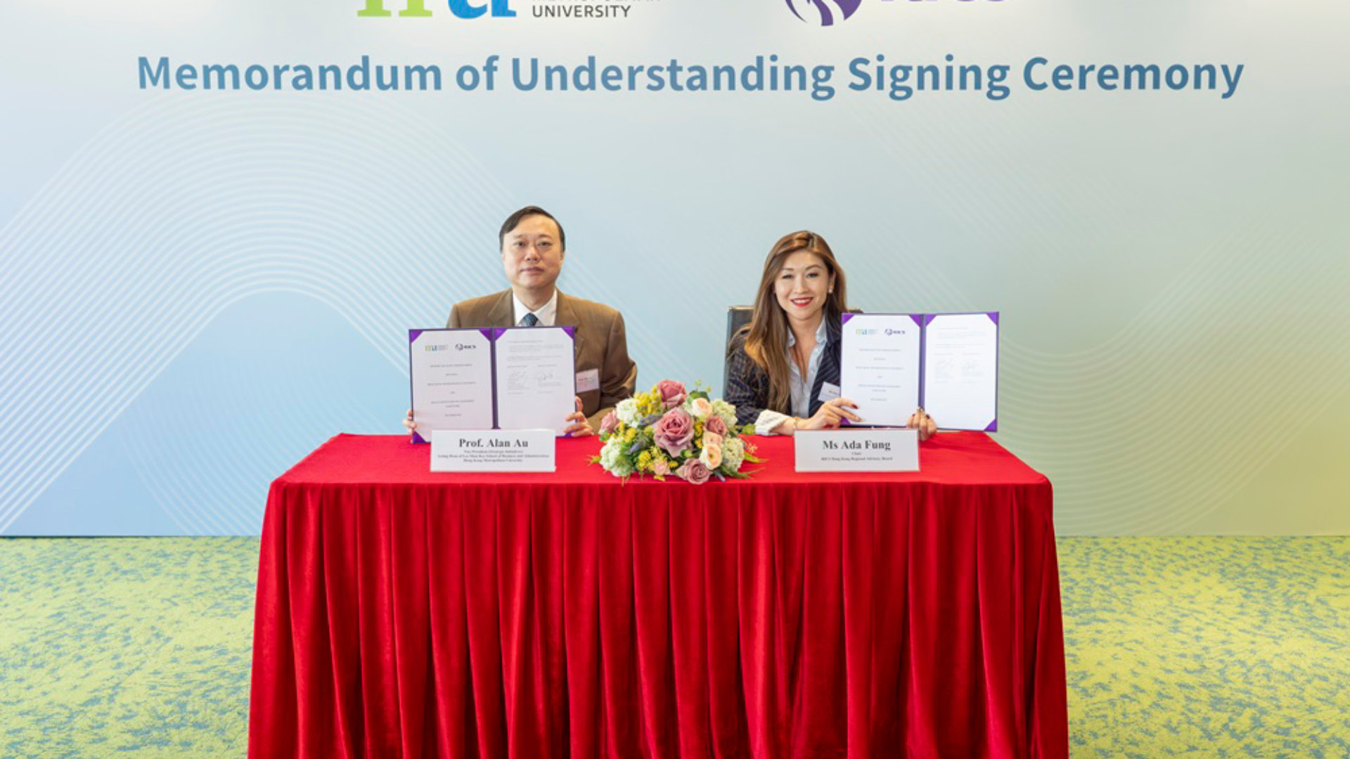 The MoU is signed by Prof. Alan Au Kai-ming and Ms Ada Fung FRICS.