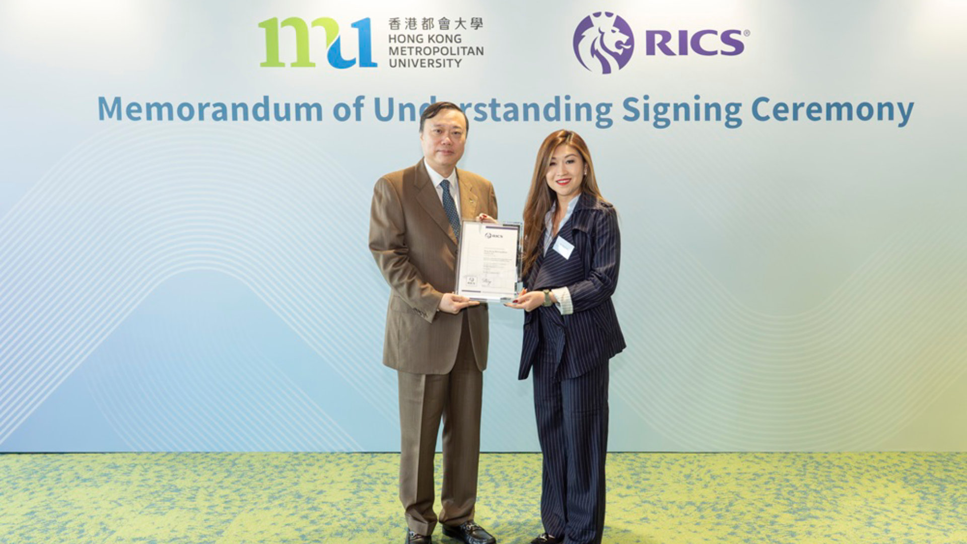 Ms Ada Fung FRICS presents the Accreditation Certificate to Prof. Alan Au.
