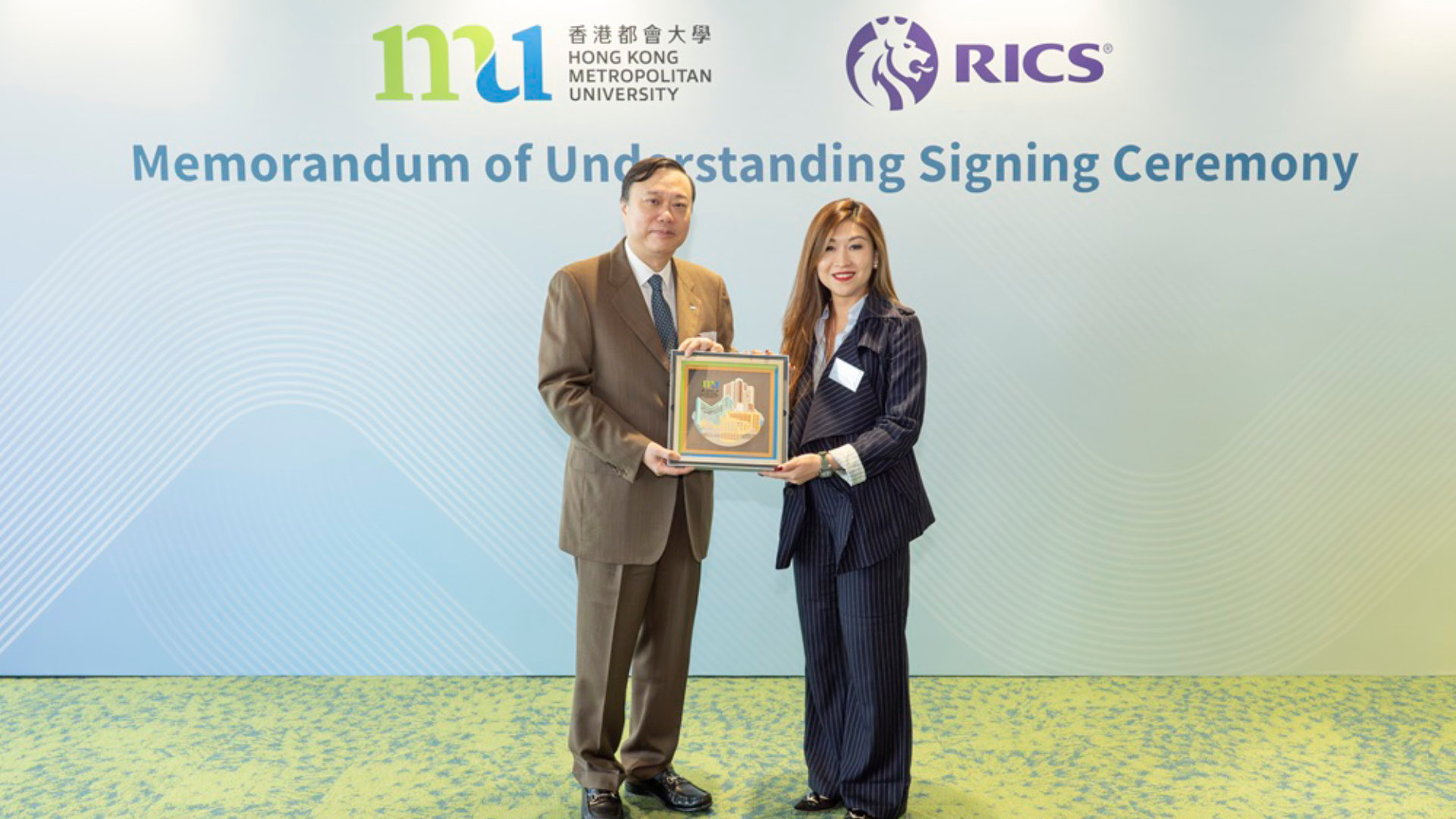 Prof. Alan Au (left) presents souvenir to Ms Ada Fung FRICS.