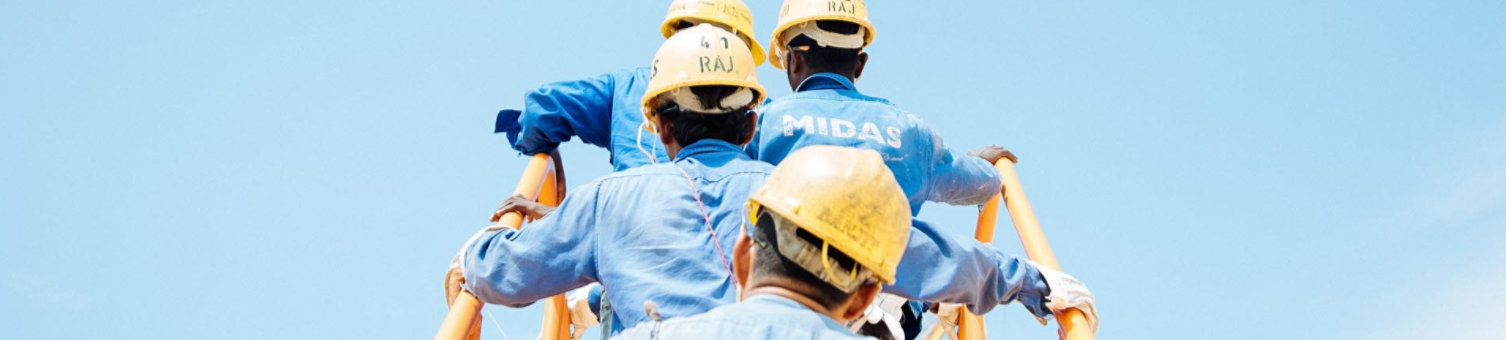 Construction-workers-climbing