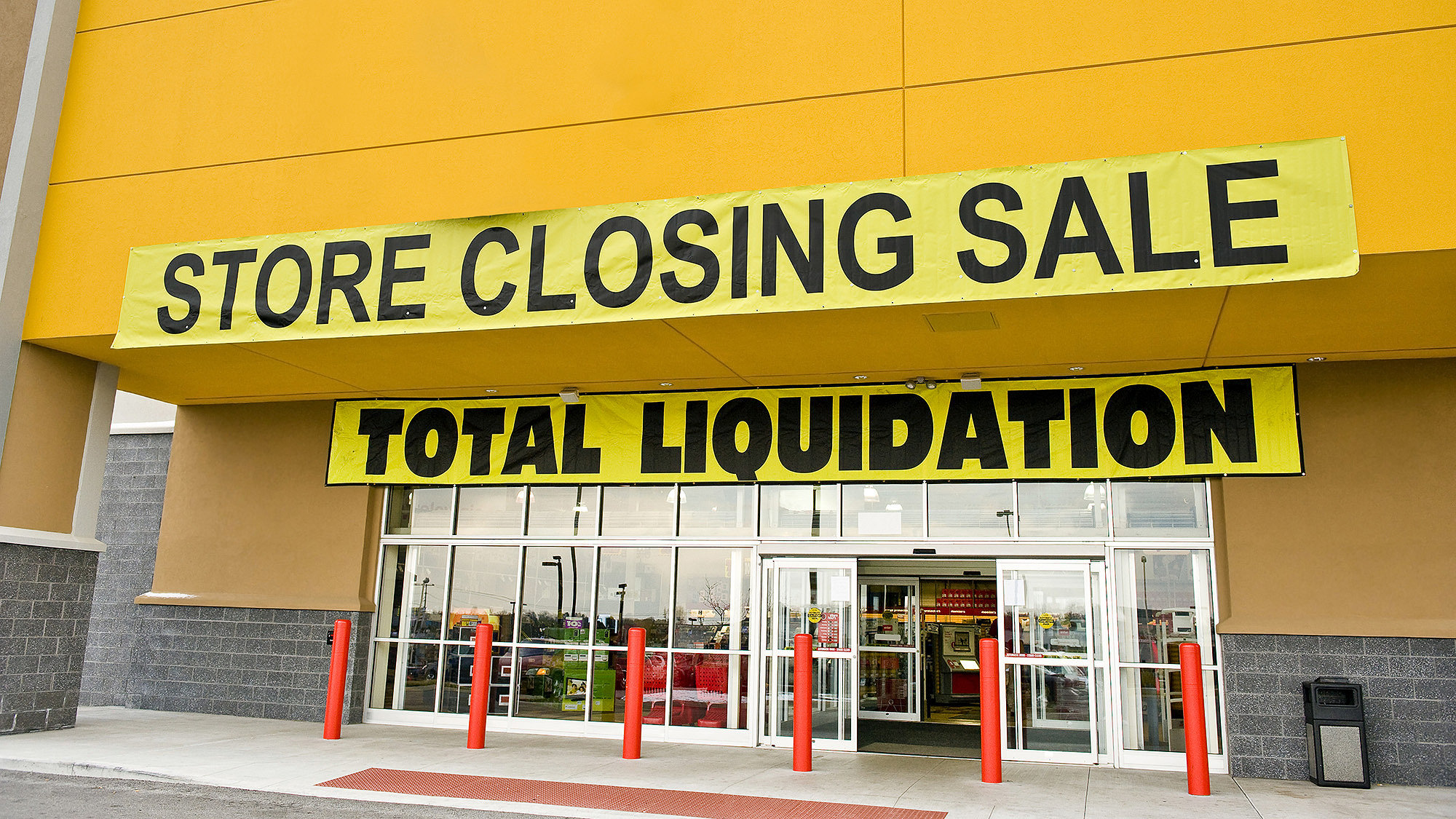 Photo of retail outlet with closing down sale sign