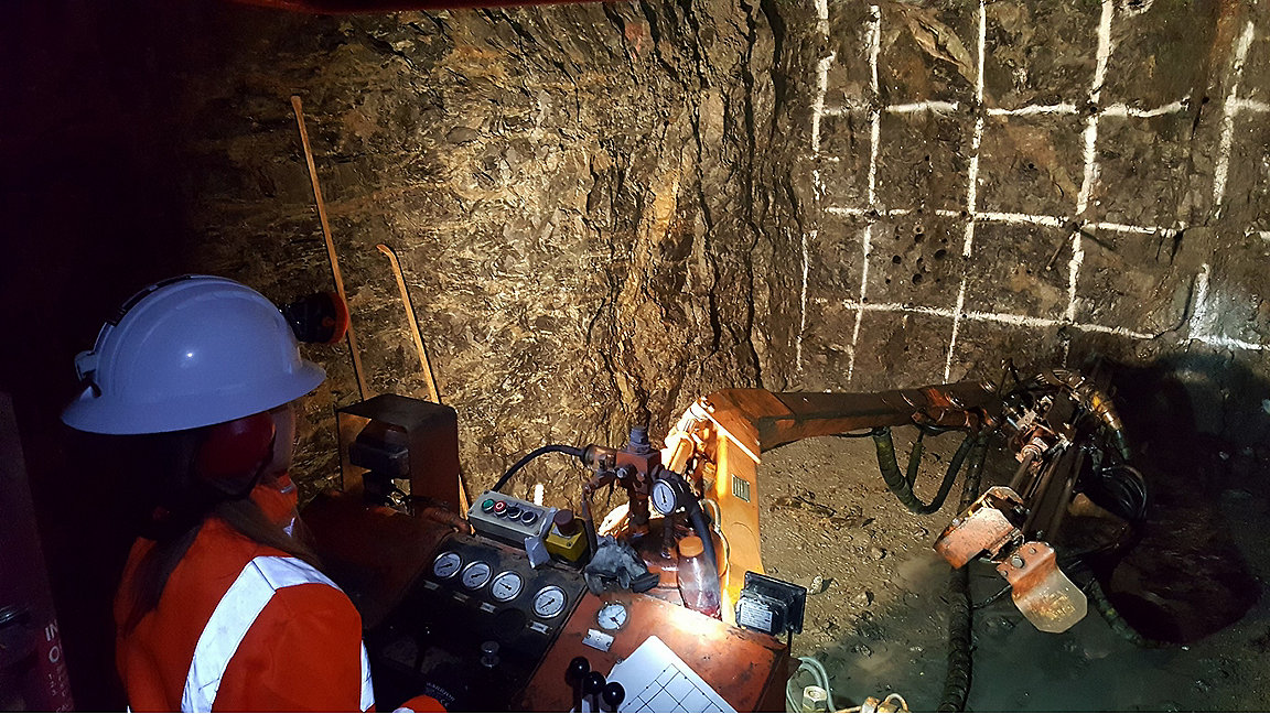 Underground drilling with a single boom drill jumbo
