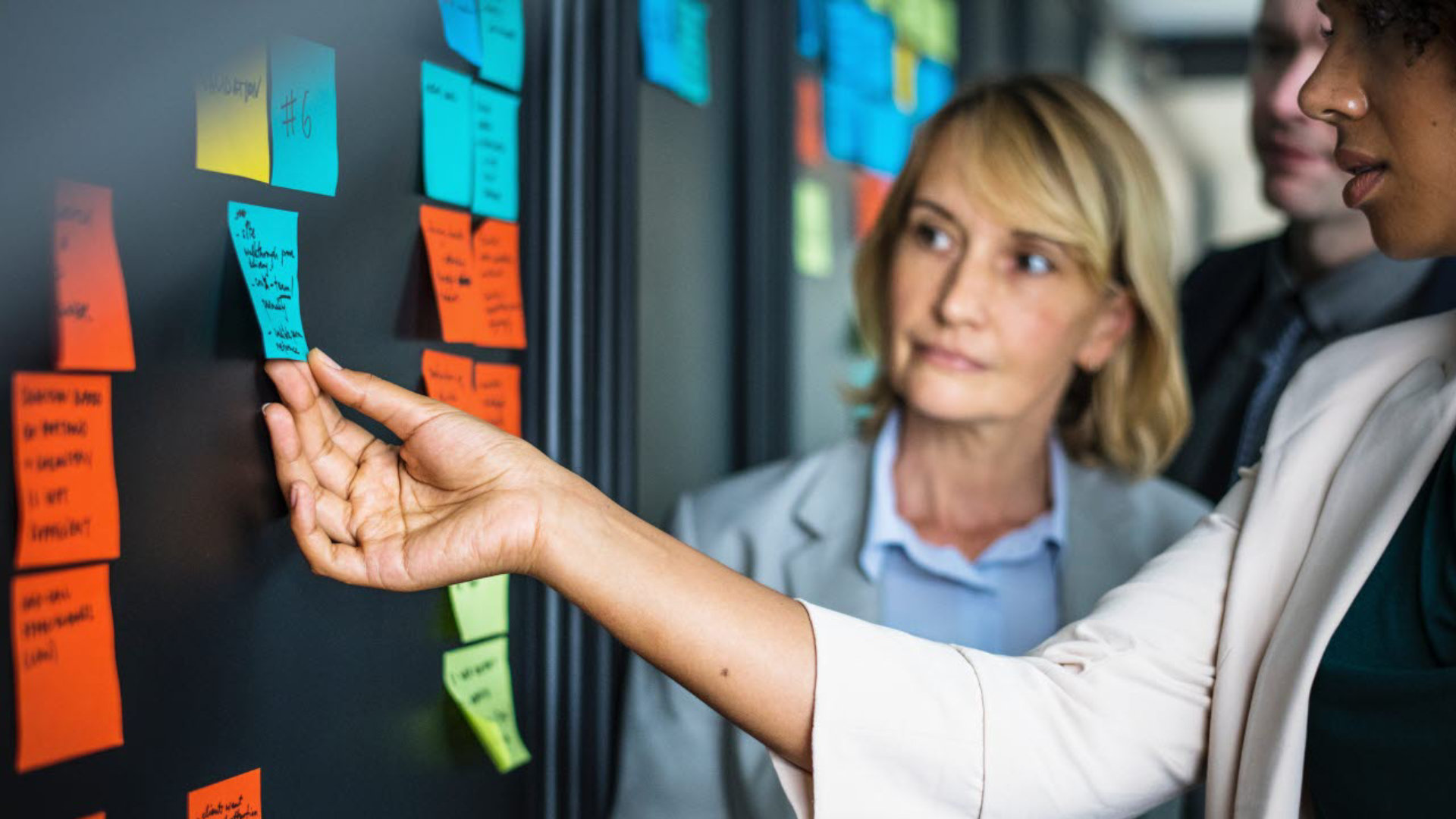 women-postnotes-pexels