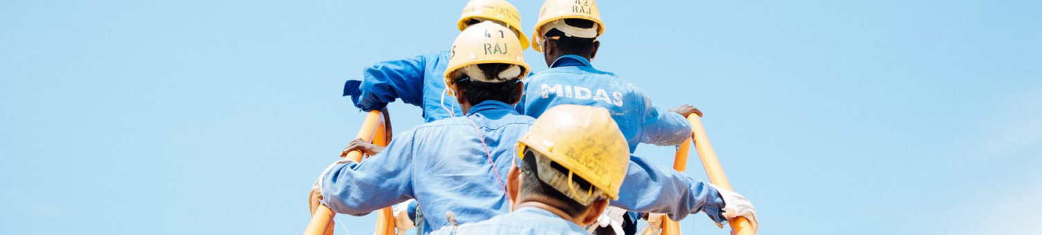 Construction-workers-climbing