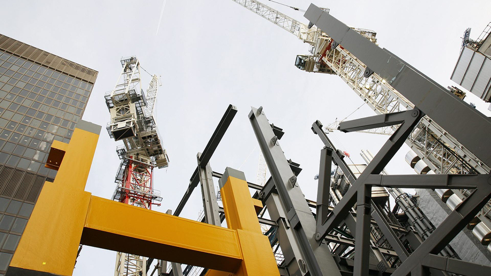 multiple-cranes-working-on-huge-construction-site